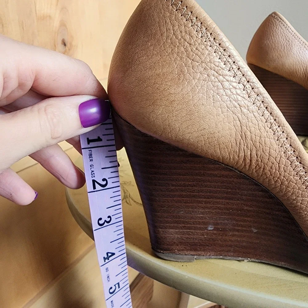 Tory Burch Sz 8.5 Tan Pebbled Leather Peep Toe Logo Wedge Heels